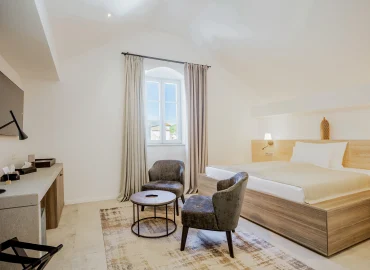 Offering free toiletries, this double room includes a private bathroom with a shower and a hairdryer. The spacious double room offers air conditioning, a wardrobe, a safe deposit box, a flat-screen TV, as well as sea views. The unit has 1 bed.