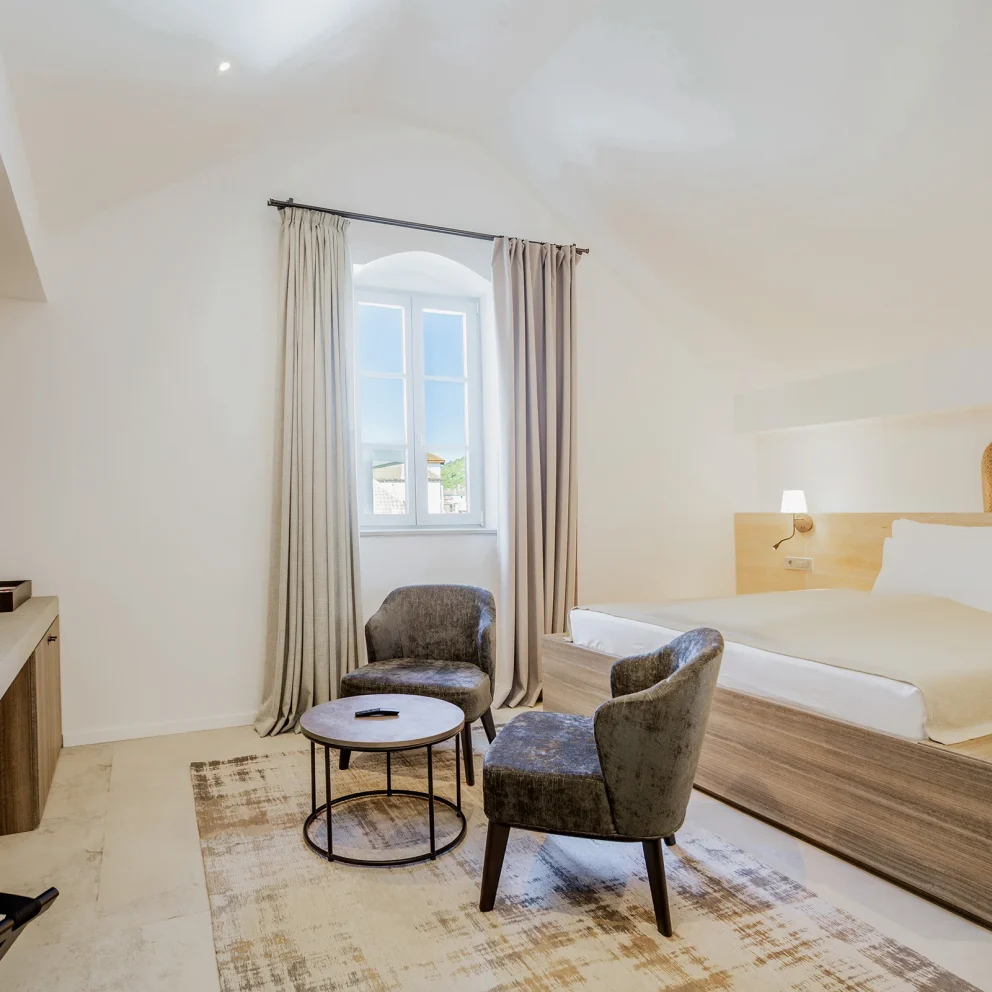 Offering free toiletries, this double room includes a private bathroom with a shower and a hairdryer. The spacious double room offers air conditioning, a wardrobe, a safe deposit box, a flat-screen TV, as well as sea views. The unit has 1 bed.