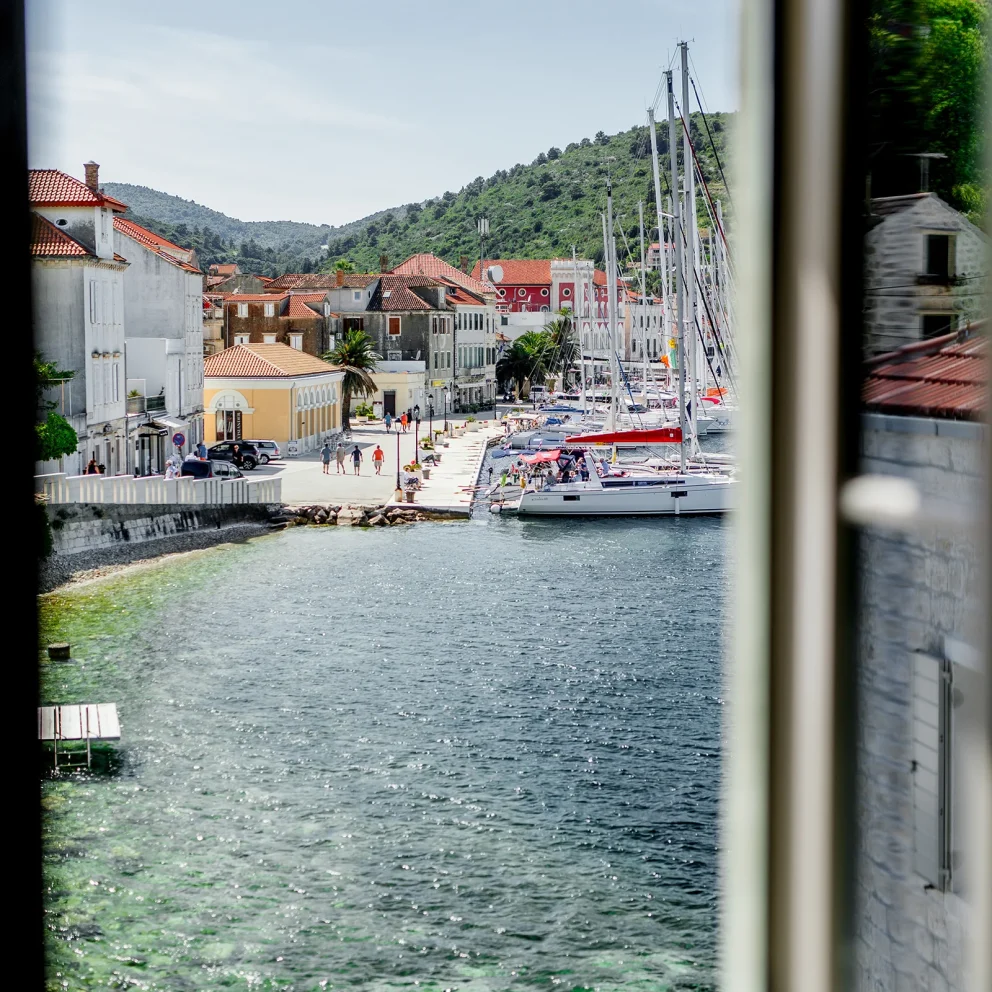 Bright double room with sea view window at Marshal Club Hotel Vis
