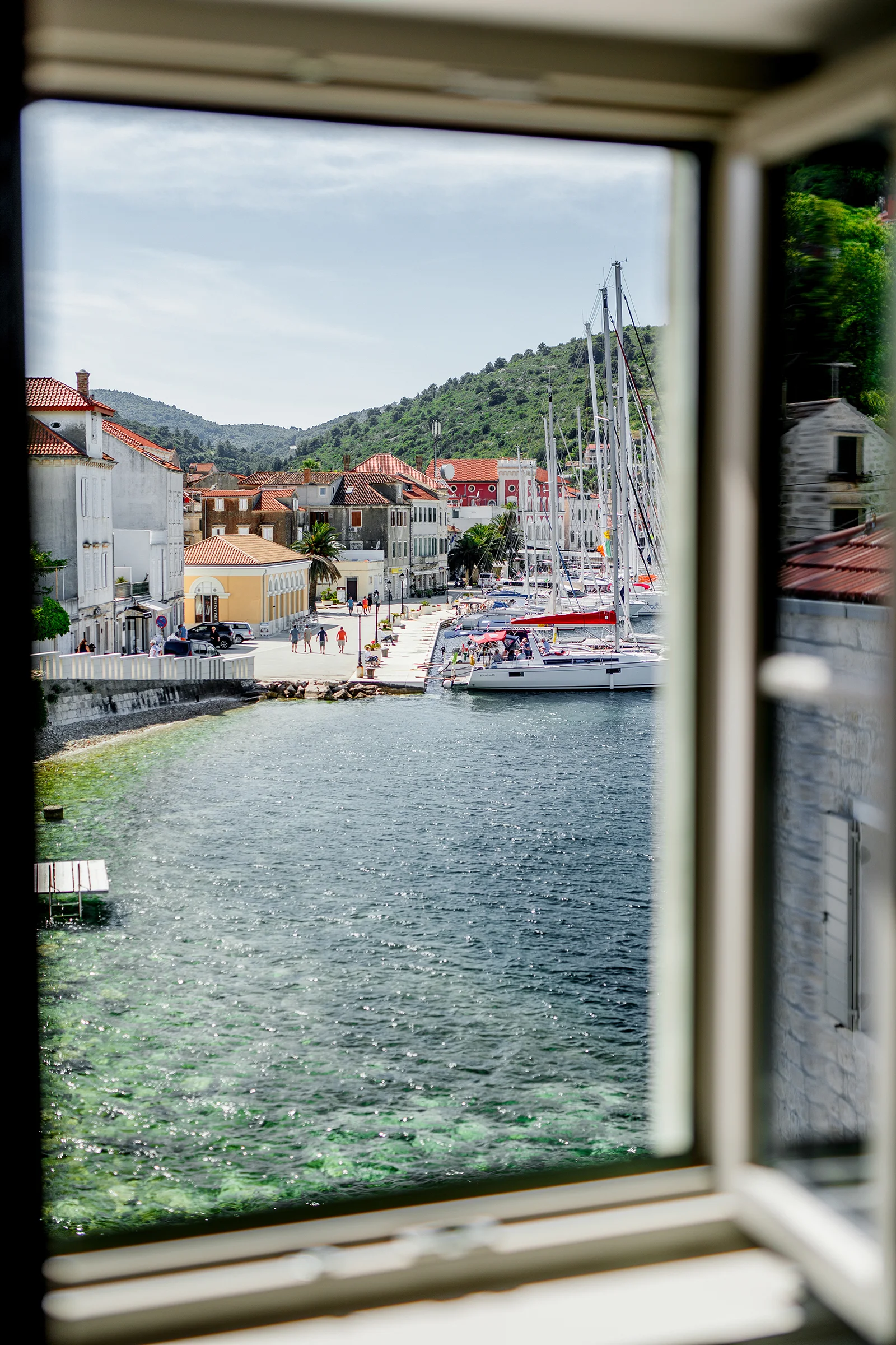 Offering free toiletries, this double room includes a private bathroom with a shower and a hairdryer. The spacious double room offers air conditioning, a wardrobe, a safe deposit box, a flat-screen TV, as well as sea views. The unit has 1 bed.