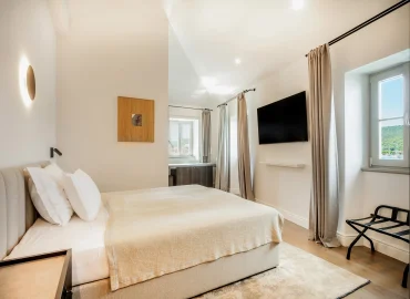 This double room is air-conditioned and features a private bathroom, a wardrobe and sea views. The unit offers 1 bed.