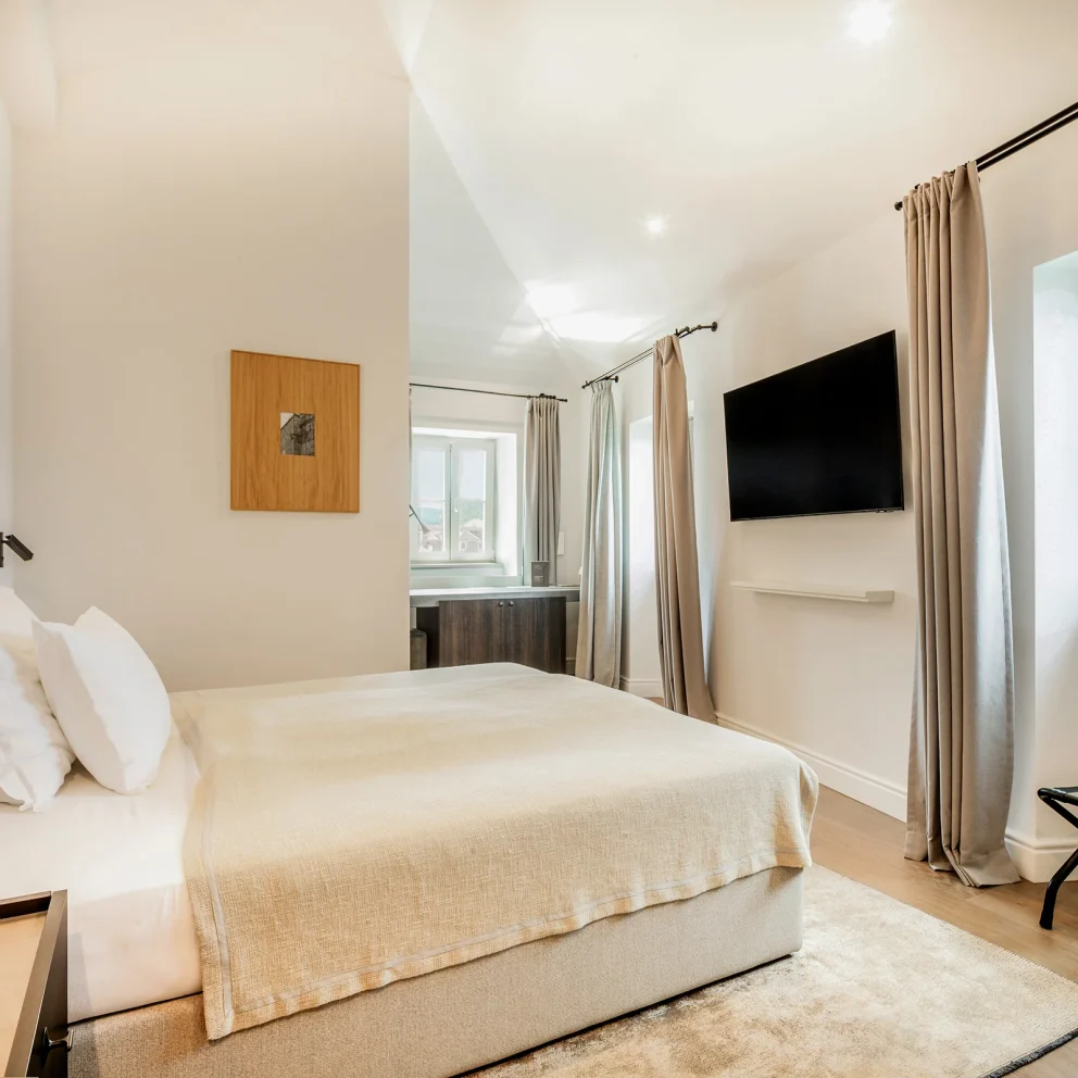 This double room is air-conditioned and features a private bathroom, a wardrobe and sea views. The unit offers 1 bed.