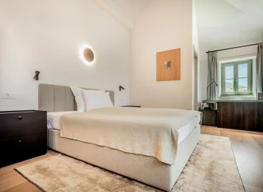Double room bed and window with sea view at Marshal Club Hotel Vis