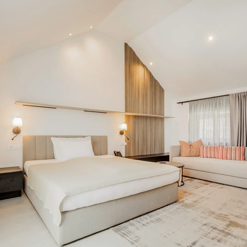The spacious triple room provides air conditioning, a wardrobe, as well as a private bathroom featuring a shower and a hairdryer. The unit offers 2 beds.