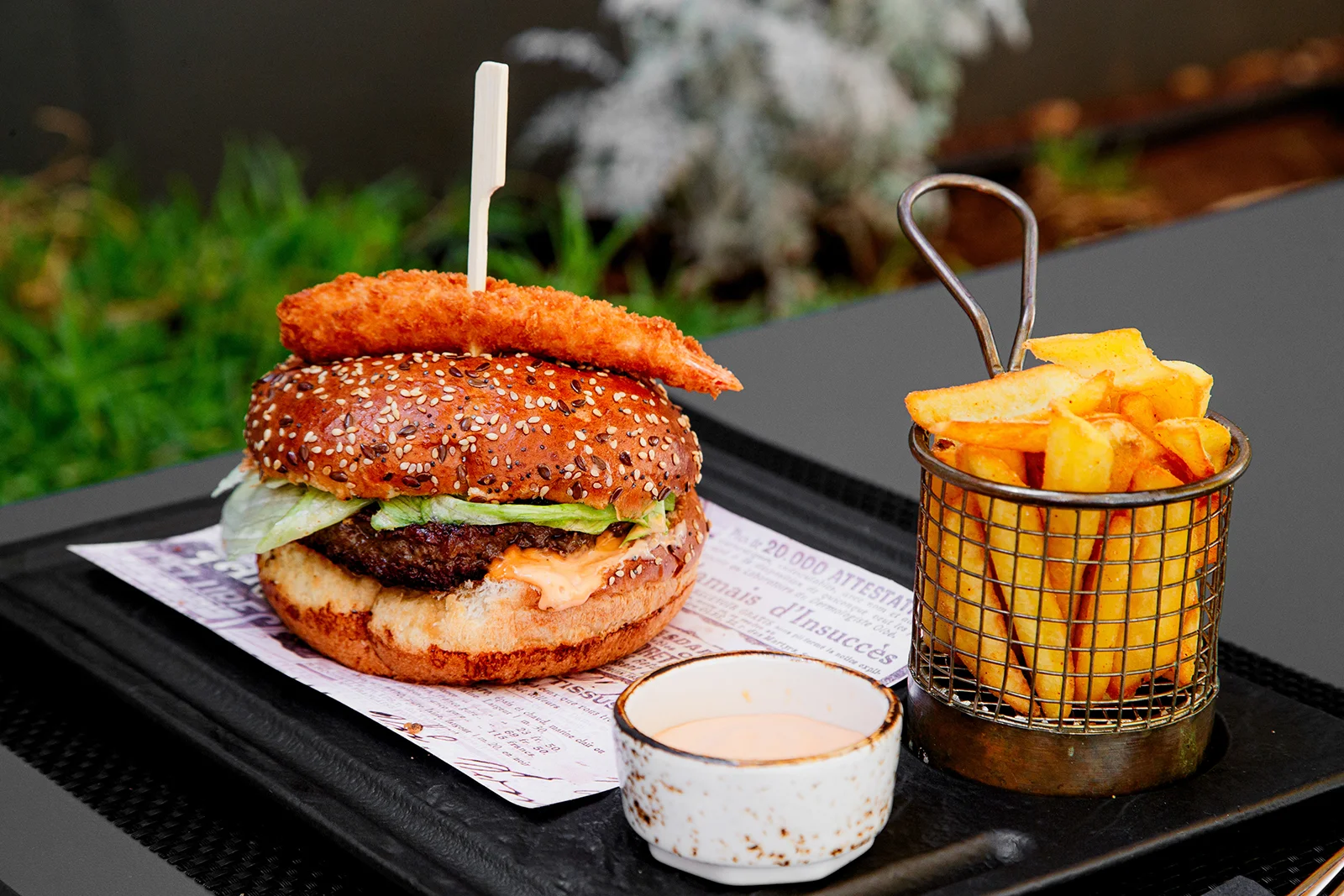 Something light or a snack? Our bar menu @marshal club hotel have a selection: choose beef tartar, philly cheesteak, prawns with rosemary, crispy chicken, tuna burger or caprese soup, healty salads