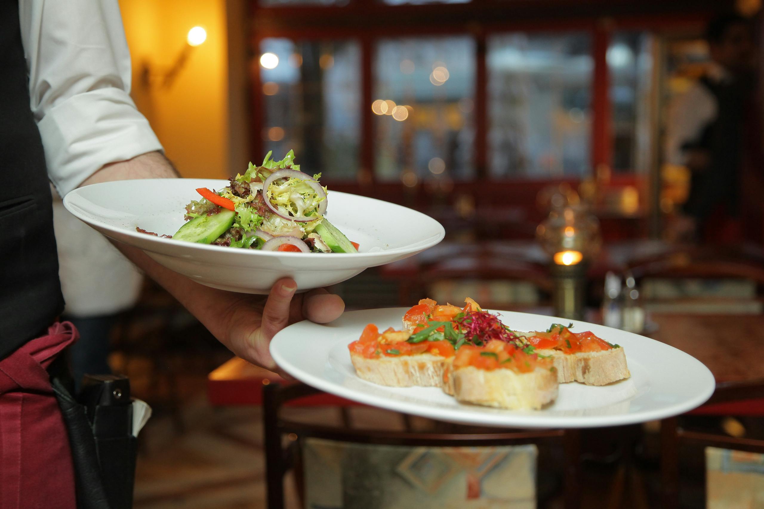 Nalazimo se na jednoj od najatraktivnijih lokacija u gradu Visu, u srcu zaštićenog povijesnog urbanog kompleksa Visa, gdje se naš hotel prostire na impresivnih 920 m2. Prenamijenjen povijesnim zgradama, od ovog će ljeta naš hotel zasjati punim sjajem nudeći savršenu kombinaciju luksuza i povijesnog šarma. Vidimo se uskoro na otoku Visu!
